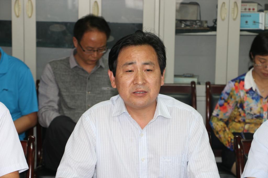 党委书记余鹏主持会议